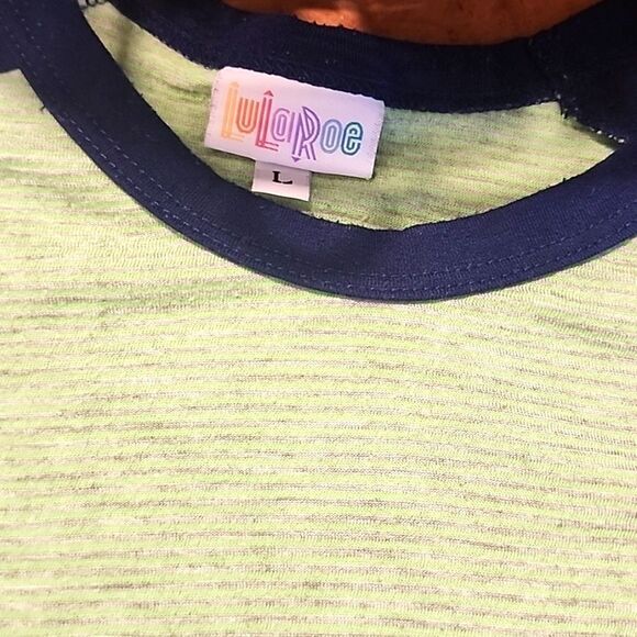 LuLaRoe Quarter Length Sleeve Tee - Picture 2 of 4